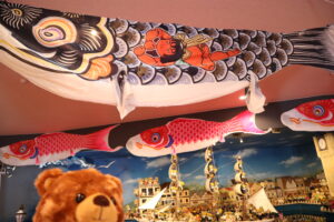 美術館に鯉のぼりを飾りつけいたしました☆
